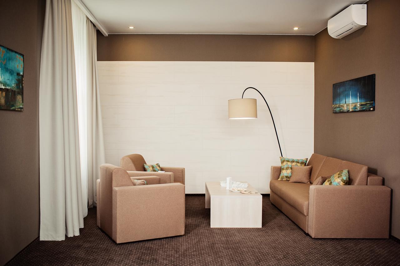 Hotel Versailles Lutsk Eksteriør bilde
